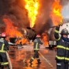 Incendio consume varias pipas con diésel en zona industrial del Edomex