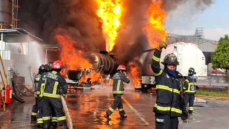 Incendio consume varias pipas con diésel en zona industrial del Edomex