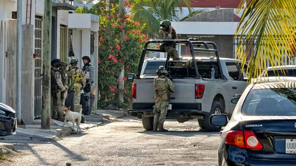 Autoridades catean vivienda en colonia de Cancún por presunta venta de drogas