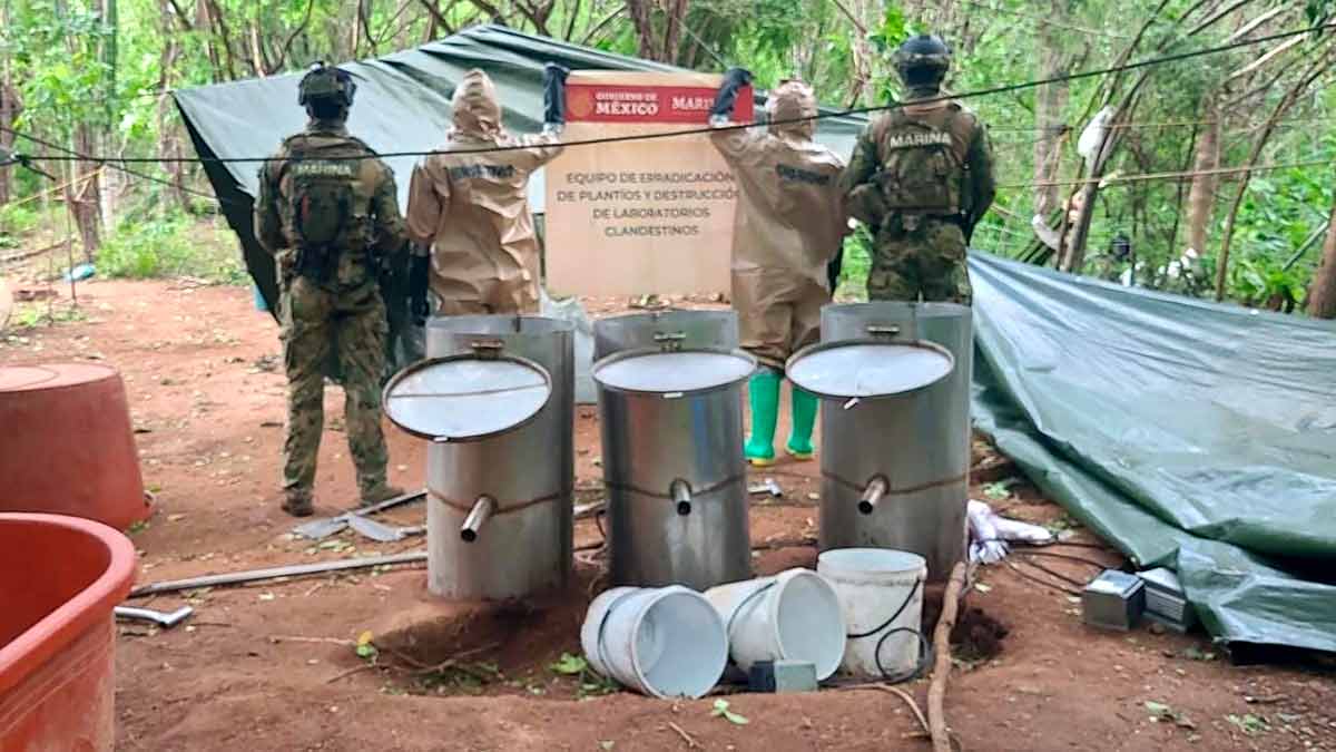 Destruyen laboratorio clandestino y 750 kilos de metanfetamina en Sinaloa