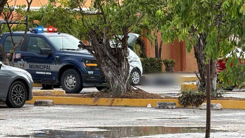 Asesinan a balazos a hombre en estacionamiento de plaza comercial en Cancún