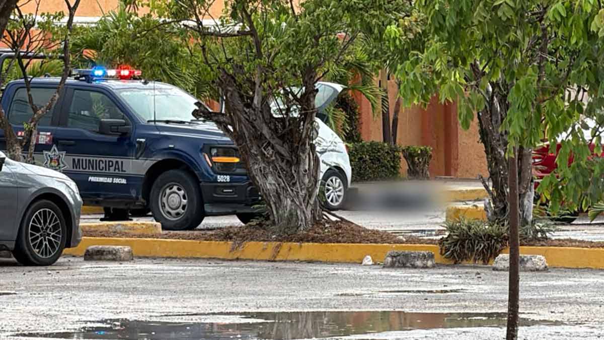 Asesinan a balazos a hombre en estacionamiento de plaza comercial en Cancún