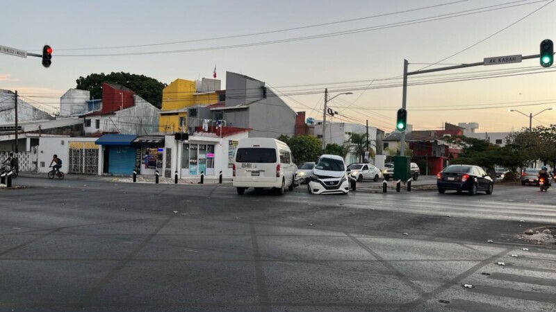 Fuerte accidente entre transporte federal y auto particular en Cancún