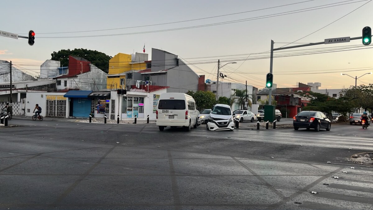 Fuerte accidente entre transporte federal y auto particular en Cancún