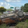 Volcadura en la carretera federal 307 deja un trabajador muerto y dos lesionados en Puerto Morelos.
