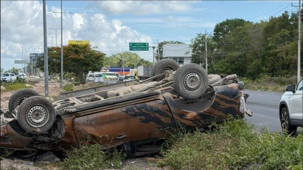 Volcadura en la carretera federal 307 deja un trabajador muerto y dos lesionados en Puerto Morelos.