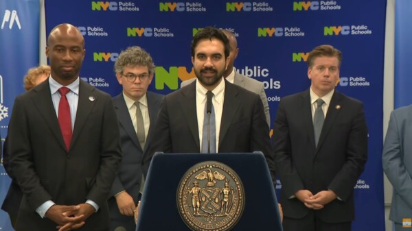 Alcalde de Nueva York limitará el uso de IA en escuelas