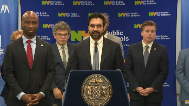 Alcalde de Nueva York limitará el uso de IA en escuelas