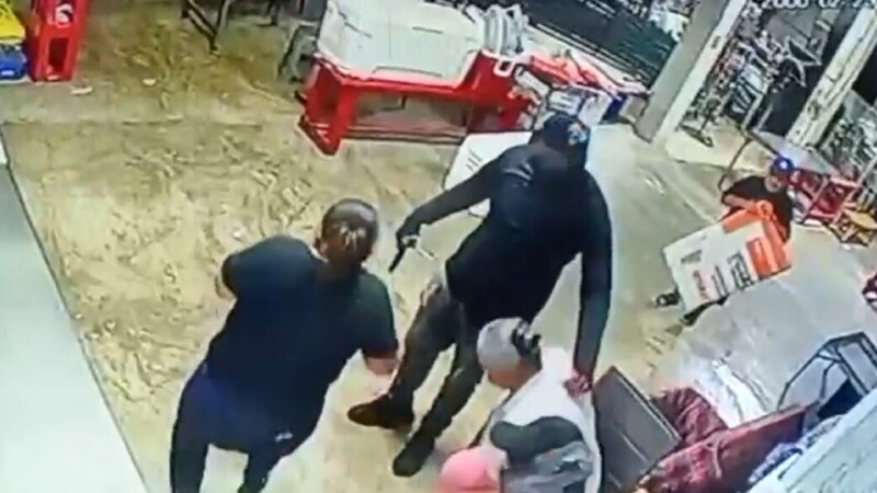 Tres hombres armados asaltan tortillería en la Supermanzana 76 de Cancún.