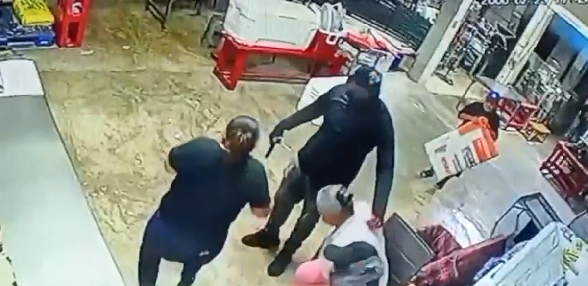 Tres hombres armados asaltan tortillería en la Supermanzana 76 de Cancún.