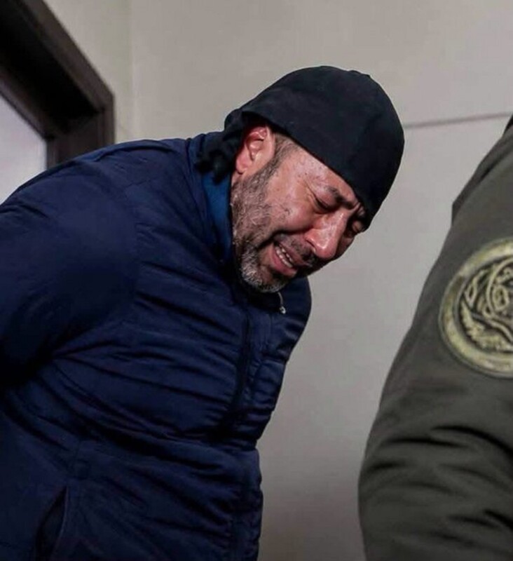 Un acobardado Fernando Cerimedo siendo llevado ante la justicia de Bolivia. 