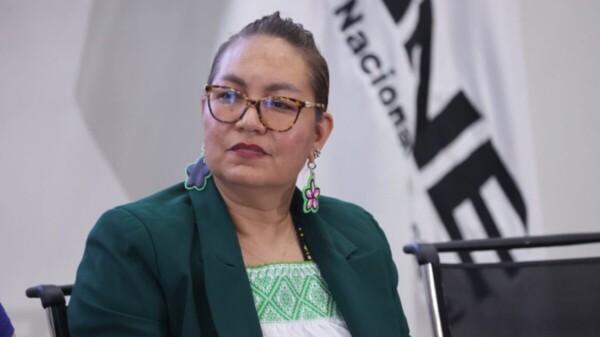 Renuncia Claudia Arlett Espino, secretaria Ejecutiva del INE