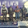 Aseguran 16.35 kilos de presunto cristal ocultos en la llanta de refacción de un autobús.