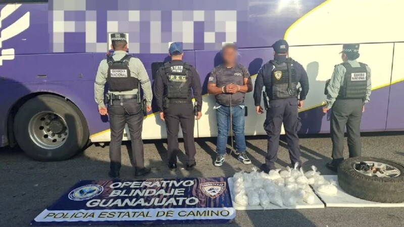 Aseguran 16.35 kilos de presunto cristal ocultos en la llanta de refacción de un autobús.