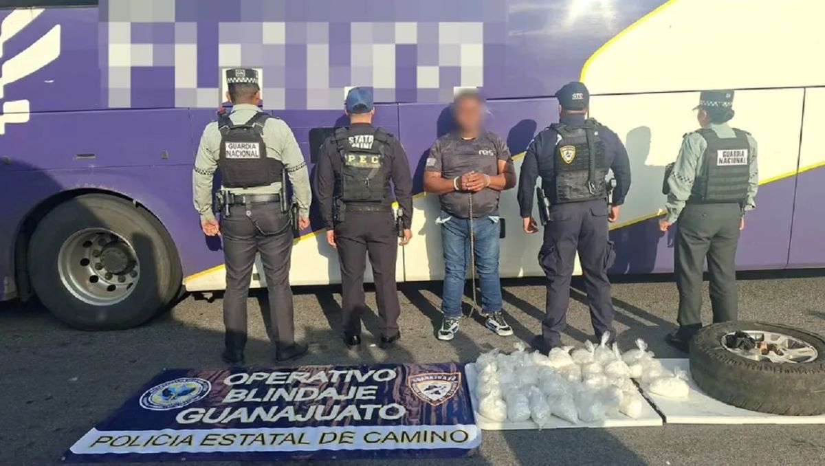 Aseguran 16.35 kilos de presunto cristal ocultos en la llanta de refacción de un autobús.