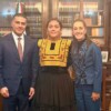 Se reúne Sheinbaum con Elvis Guerra, diseñador muxe