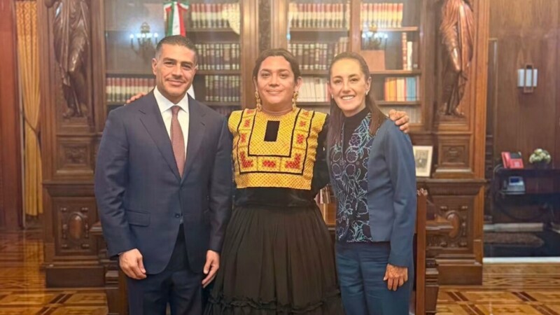 Se reúne Sheinbaum con Elvis Guerra, diseñador muxe