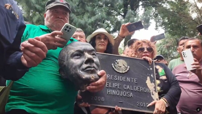 “Decapitan” estatua de Calderón en Los Pinos