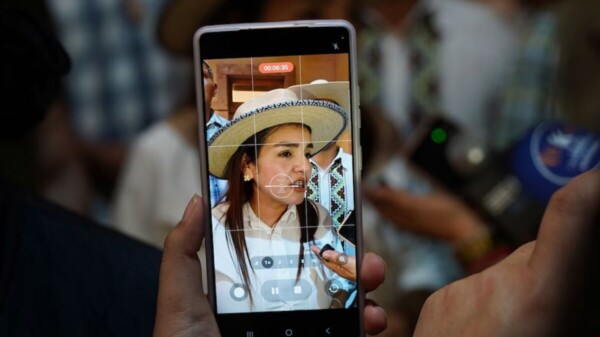 Exigen a Grecia Quiroz entregar los celulares de Carlos Manzo