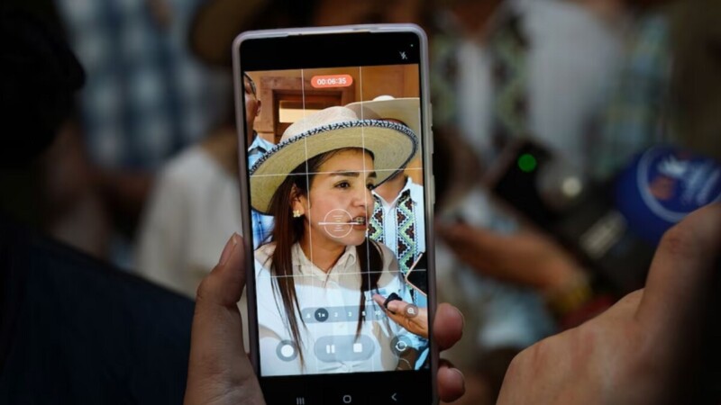 Exigen a Grecia Quiroz entregar los celulares de Carlos Manzo