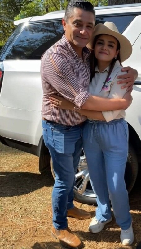 Cada vez hay más evidencias de una probable relación entre la hoy alcaldesa de Uruapan, viuda de Carlos Manzo, y el exfuncionario detenido por el crimen del alcalde, Samuel García; consideran la probabilidad de una crimen pasional.