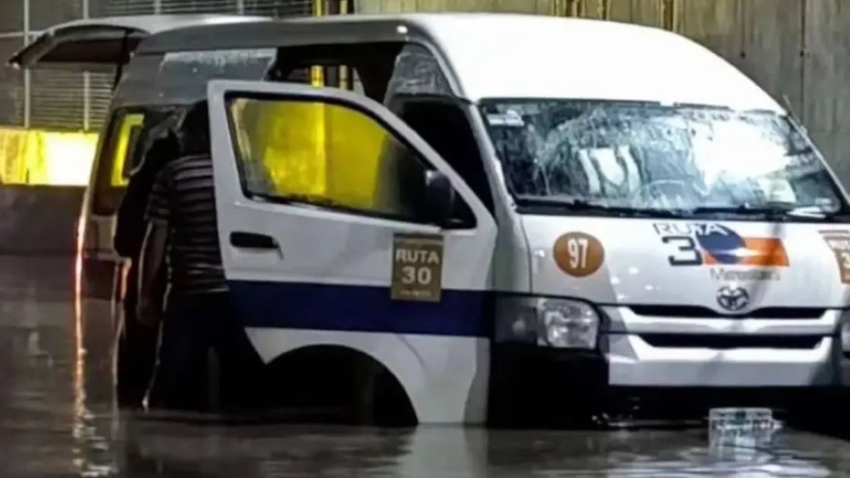 Fallecen seis personas tras quedar atrapadas en una combi durante un inundación