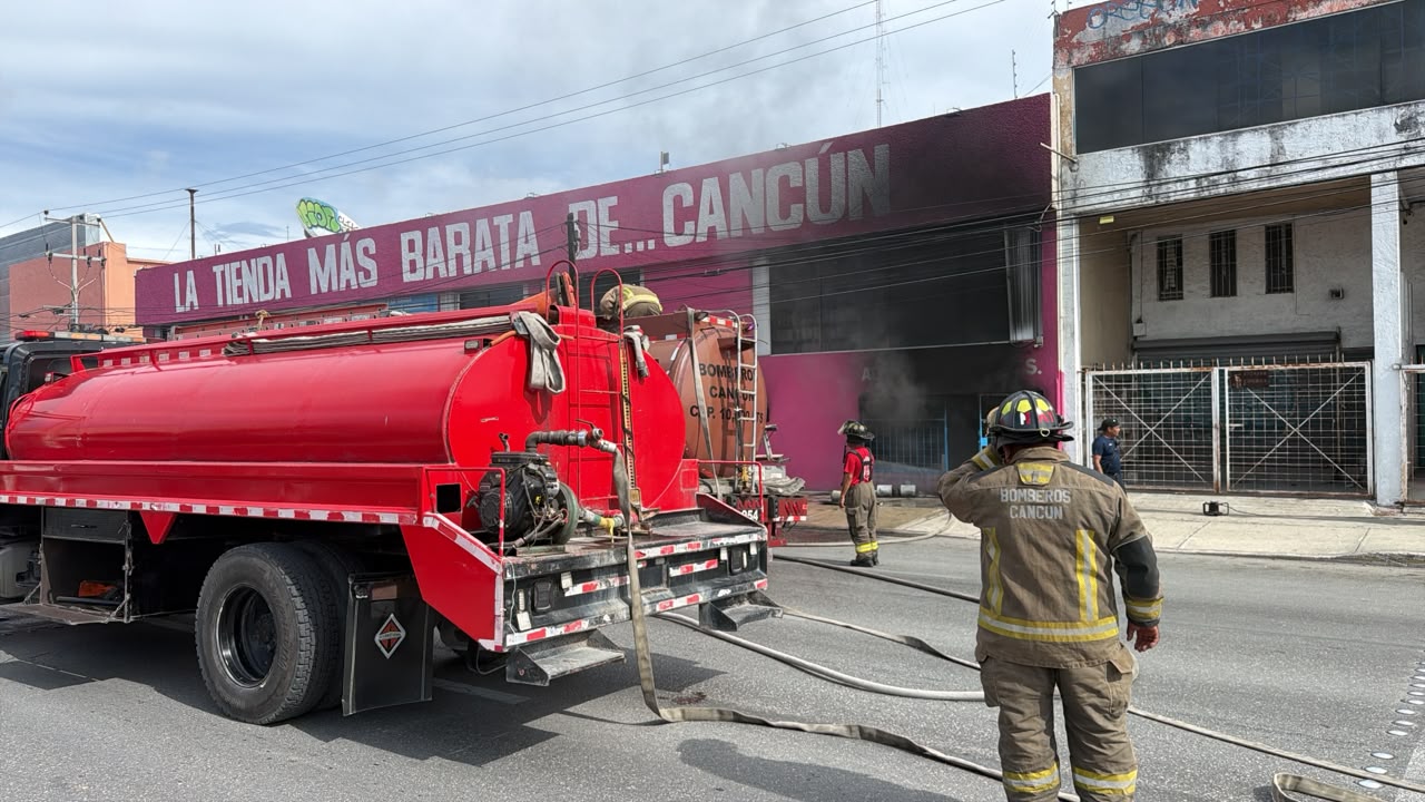 Incendio en bodega de la tienda ¡Que Güay!, de Cancún