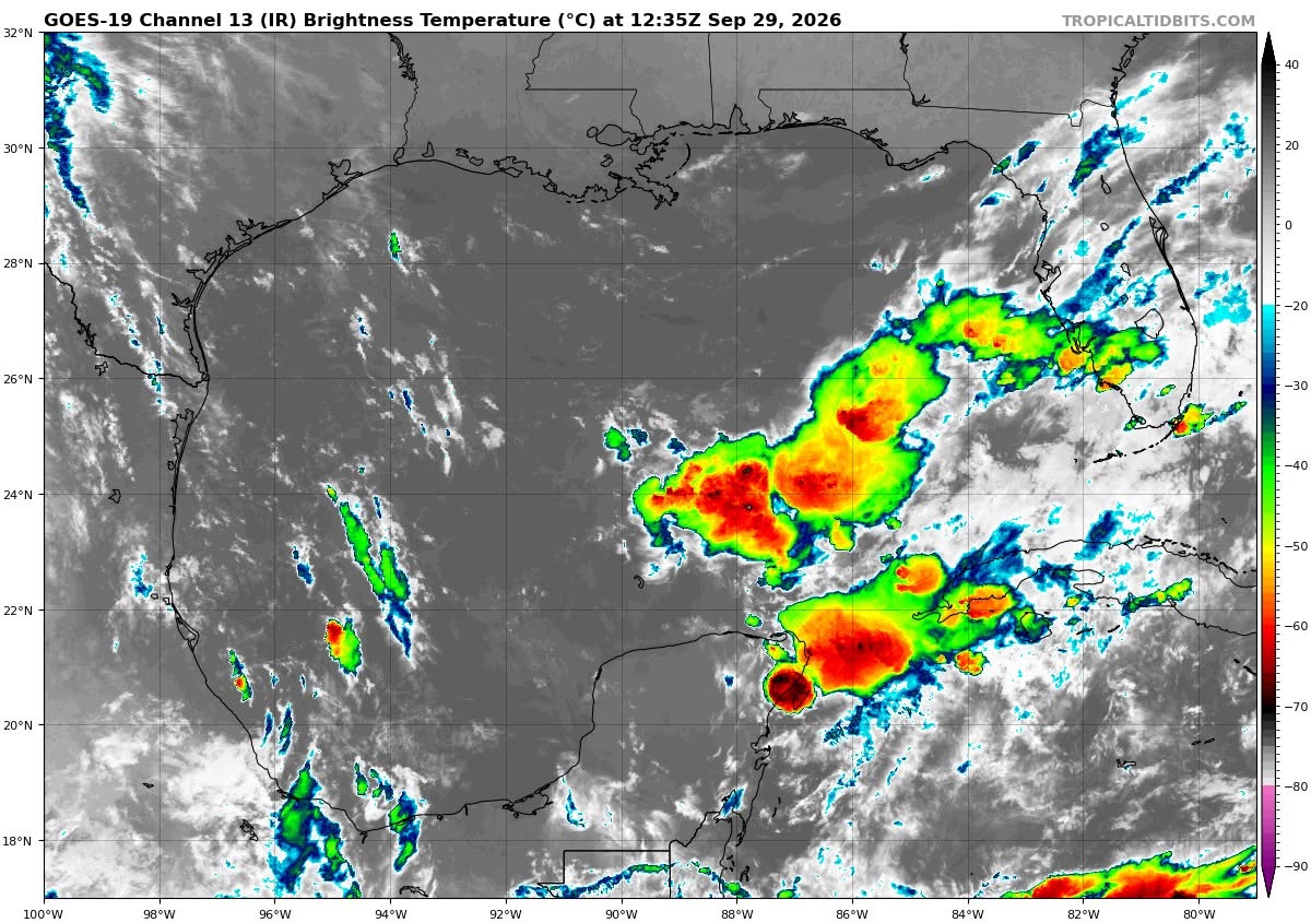 En el transcurso del día, cielo medio nublado a nublado, con lluvias puntuales intensas en Campeche (norte y este) y Yucatán (centro y sur); y puntuales muy fuertes en Quintana Roo (centro, norte y este),