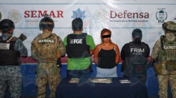 Detienen a mujer en Cancún; le aseguran presuntas sustancias y una motocicleta robada