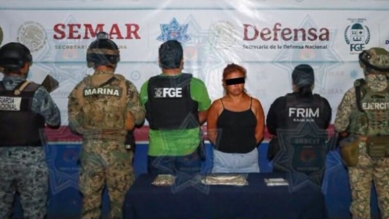 Detienen a mujer en Cancún; le aseguran presuntas sustancias y una motocicleta robada
