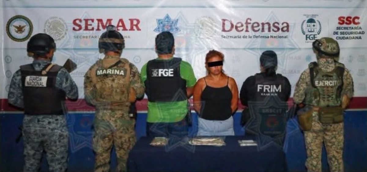 Detienen a mujer en Cancún; le aseguran presuntas sustancias y una motocicleta robada