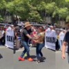 Funcionario en Oaxaca intenta levantar la blusa a una mujer