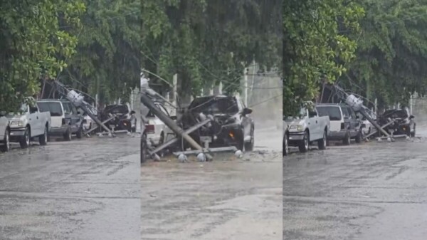 Lluvias derriban poste de CFE y aplastan vehículos en Cancún