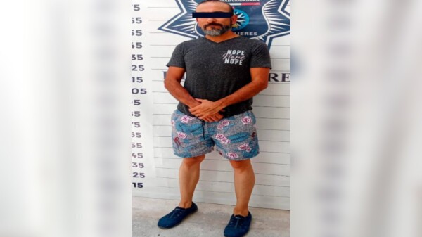 Detienen a hombre señalado por vandalismo en el malecón Paseo de las Sirenas de Isla Mujeres