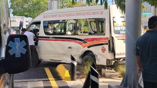 Aparatoso accidente sobre la avenida Nichupté en Cancún