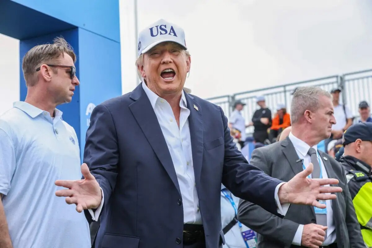 Cuando un reportero le preguntó sobre si el sector debería desacelerar o ser regulado, Donald Trump respondió que Estados Unidos está por delante de China en el desarrollo de la IA y que “francamente, quiero que siga siendo así porque quien gane la IA, gana”.