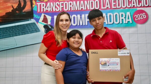 Atenea Gómez Ricalde entrega computadoras a estudiantes de la Zona Continental