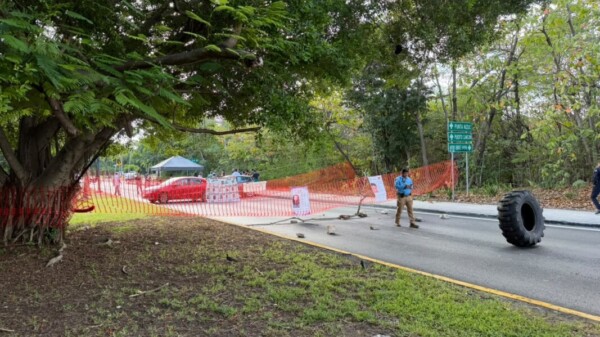 Bloqueo en el kilómetro cero modifica circulación hacia la Zona Hotelera de Cancún