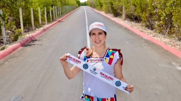 Atenea Gómez Ricalde entrega nueva obra de pavimentación en la carretera Sac Bajo de Isla Mujeres.