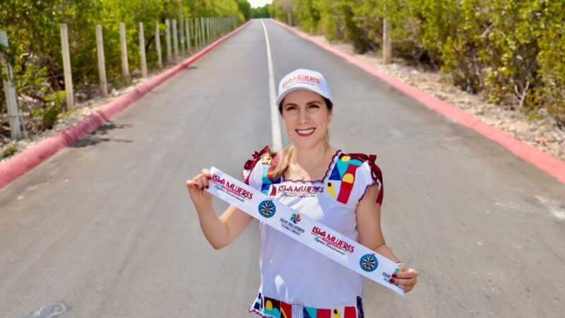 Atenea Gómez Ricalde entrega nueva obra de pavimentación en la carretera Sac Bajo de Isla Mujeres.