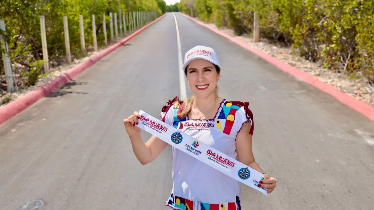 Atenea Gómez Ricalde entrega nueva obra de pavimentación en la carretera Sac Bajo de Isla Mujeres.