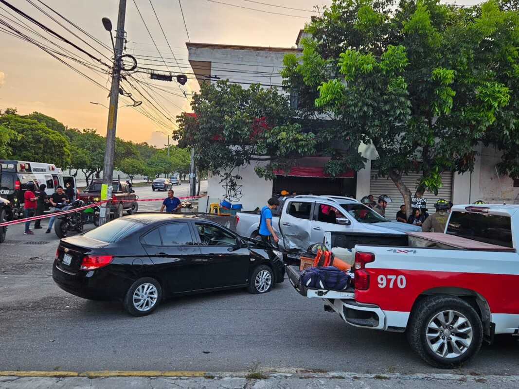 Choque en la avenida Nichupté deja dos personas lesionadas en Cancún