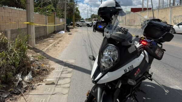 Fallece una mujer tras impactarse una motocicleta contra un poste en la zona de Carabanchel en Cancún.