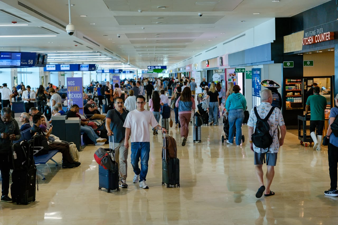 Anuncia Mara Lezama 10 nuevas rutas aéreas para fortalecer la conectividad de Cancún. La gobernadora informó nuevas operaciones con Canadá y Estados Unidos, así como el regreso de rutas para la temporada de invierno y dos conexiones nacionales, hacia la Capital Mundial de las Vacaciones.