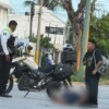 Choque en la Chac Mool deja a motociclista herido; conductora huye del lugar.
