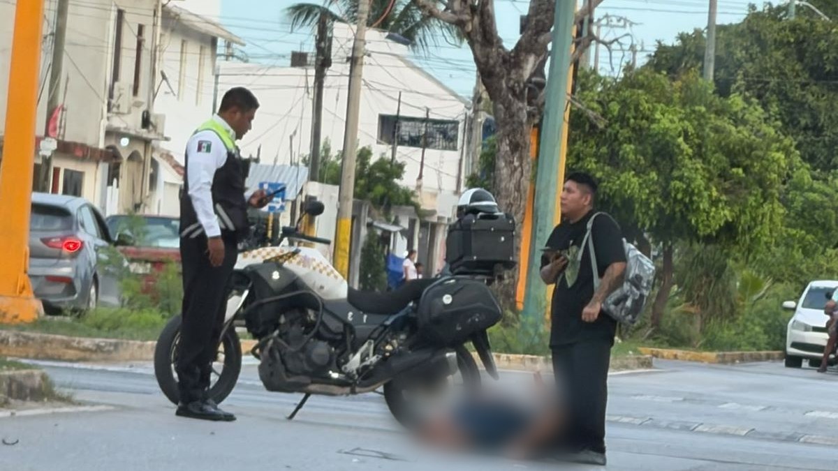Choque en la Chac Mool deja a motociclista herido; conductora huye del lugar.