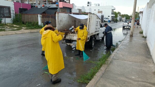 Atienden brigadas de Servicios Públicos encharcamientos ante lluvias en Puerto Morelos