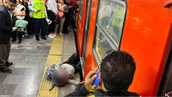Mujer queda atrapada entre el andén y un vagón del Metro CDMX