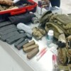 Aseguran maleta con 10 cargadores y accesorios tácticos en el AICM