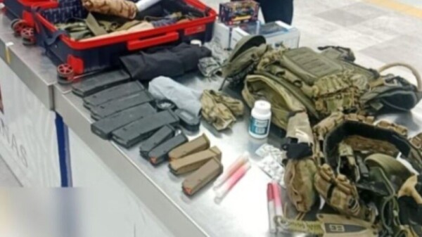 Aseguran maleta con 10 cargadores y accesorios tácticos en el AICM